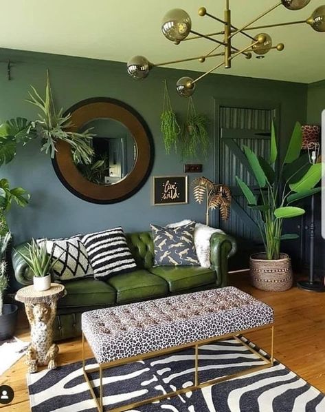 Jungle Living Room, Green Sofa Living, Green Couch Living Room, Green Sofa Living Room, Green Room Decor, Green Couch, Green Furniture, Casa Vintage, Green Sofa