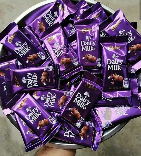 Chocolate Calories, Milka Chocolate, Dairy Milk Silk, Happy Chocolate Day, Chocolate Fudge Frosting, Chocolate Photos, Eating Food Funny, Chocolate Pictures, Dairy Milk Chocolate