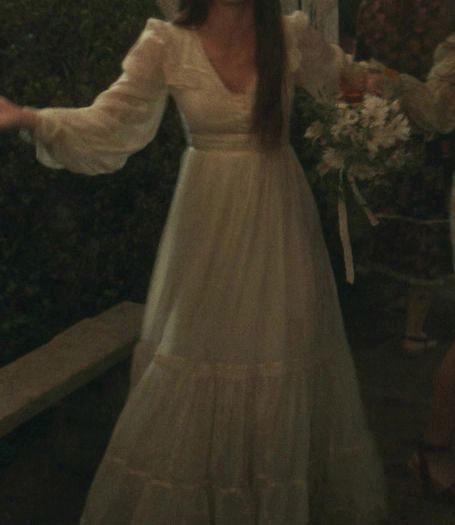 Daisy Jones And The Six Wedding, 1970s Inspired Wedding Dress, Daisy Jones Wedding Dress, Daisy Jones Wedding, Twenties Aesthetic, Wedding Dresses 70s, Media Coursework, White Dress Aesthetic, Emilia Jones