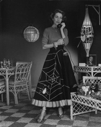 vintage Halloween costume spider Vintage Halloween Photos, Vintage Halloween Costume, Halloween Tattoo, Poodle Skirt, Look Retro, Spider Webs, On The Phone, Fantasias Halloween, Halloween Vintage