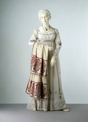 Vestido de tarde francés en muselina bordado de 1805-1810. #VictoriaAndAlbert NO.T.673-1913) Regency Woman, Empire Clothing, Sewing Costumes, Regency Costume, Regency Dresses, Historical Clothes, Regency Gown, Regency Era Fashion, Patterns Of Fashion