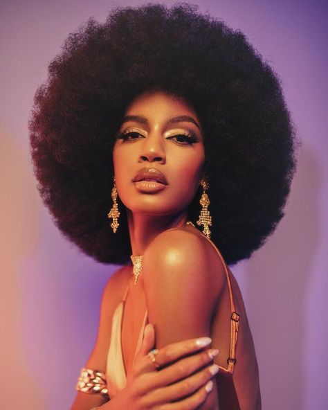 “Channeling elegance and confidence with every pose. 💁🏾‍♀️✨ #Style #BlackExcellence” 📸 @jordanviision Glam💄 @aysha_tbp Muse 💃🏾 @eboneedavis assisted by @aldotg Beauty Portrait Poses, Afrofuturism Photoshoot, Fro Photoshoot, Afro Model, Acting Portfolio, Musician Photoshoot, 70s Photoshoot, Short Afro Wigs, Afro Beauty