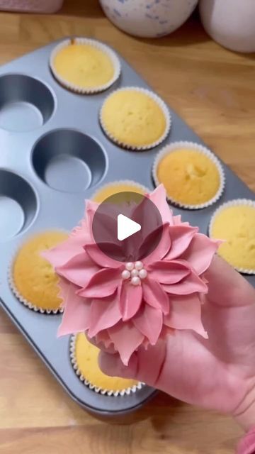 Icing Ideas For Cupcakes, Cupcake Frosting Videos, Flower Baking Recipes, How To Make Flower Cupcakes Tutorials, Cupcake Flower Frosting, Simple Flower Cupcake Designs, Pink Buttercream Cupcakes, Easy Cupcake Flower Decoration, Cupcakes Flower Decoration