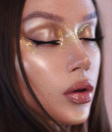 Cute Christmas Makeup Looks, Cute Christmas Makeup, Christmas Makeup Looks, Gold Glitter Makeup, Golden Makeup, Artsy Makeup, Goddess Makeup, Gold Makeup Looks, Glitter Makeup Looks