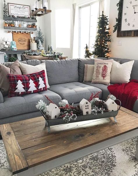 Best Christmas Throw Pillows 2019 via @down_mulberry_lane Christmas Decor Trends, Farmhouse Living Room Decor Ideas, Classic Christmas Tree, Christmas Throws, Christmas Decorations Living Room, Christmas Pillowcases, Christmas Living Rooms, Christmas Bedroom, Décor Boho