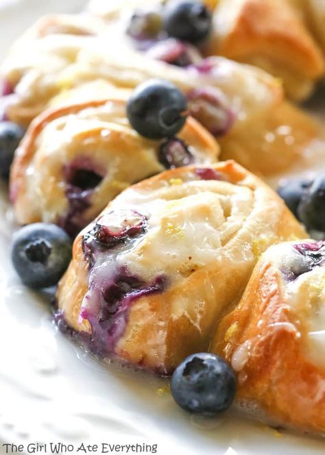 This Blueberry Lemon Crescent Ring is perfect for breakfast or brunch. The center has a lemon, blueberry, and cream cheese filling and the top is drizzled with a light glaze. #breakfast #blueberry #lemon #recipe Pillsbury Crescent Roll Recipes, The Girl Who Ate Everything, Crescent Ring, Crescent Roll Recipes, Blueberry Recipes, Hash Browns, Breakfast Brunch Recipes, Breakfast Dishes, Rolls Recipe