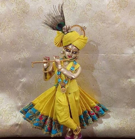 Radha Dress, Puja Accessories, God Jewellery, Lord Krishna Birthday, God Dress, Lord Pictures, Little Kanha Ji Images, Gaur Nitai, Krishna Birthday