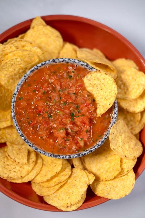 This salsa roja recipe brings bold, authentic flavors with a perfect balance of smoky, spicy, and tangy notes. Salsa Roja Taquera, Spicy Red Salsa, Mexican Chalupas Recipe, Mexican White Sauce, Red Salsa Recipe, Spicy Salsa Recipe, Best Salsa, Red Salsa, Salsa Recipes