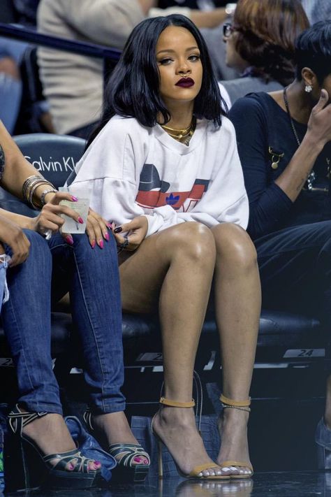 Rihanna Style Casual, Rihanna 2014, Rhianna Style, Looks Rihanna, Rihanna Outfits, Bold Makeup Looks, Rihanna Style, Bad Gal, Rihanna Fenty