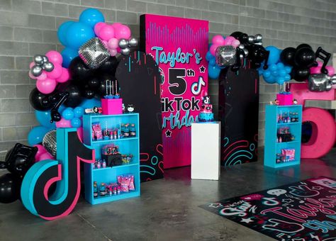 Taylor’s TikTok 5th Birthday | CatchMyParty.com Tik Tok Birthday Party Ideas, Tik Tok Birthday Party, Tik Tok Birthday, Bday Background, Cheerleader Birthday, Pop Star Party, 13th Birthday Invitations, Dance Party Birthday, Frozen Birthday Theme