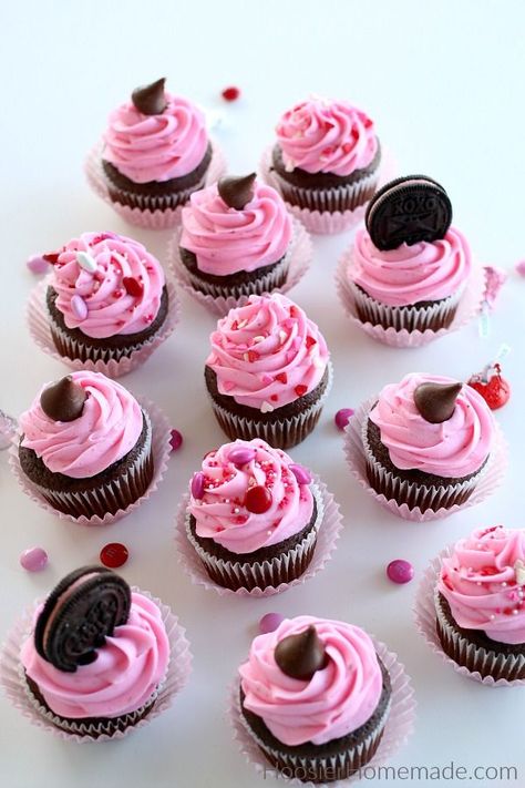 Simple Valentines Cupcakes, Valentine’s Day Cupcakes For Kids, Valentine’s Cupcakes Ideas, Valentine Cupcakes For Kids, Valentine Cupcake Ideas, Cupcakes Valentines Day, Fresh Strawberry Frosting, Valentines Cakes And Cupcakes, Design Cupcakes