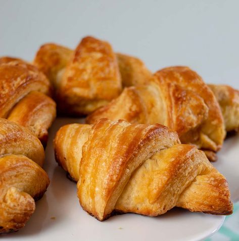 French Breads, Pink Party Foods, Mini Croissant, Homemade Baked Bread, Breakfast Pastry, Butter Croissant, Mini Croissants, Croissant Recipe, French Breakfast