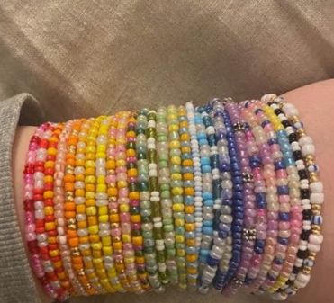 Las pulseras de hilo encerado y tanza$400 Los croptops a crochet $2.000 Las tobilleras de hilo encerado y tanza $600 Los collares de hilo encerado y tanza $500 Los anillos de hilo encerado,tanza y porcelana fría   $109 Yarn Friendship Bracelets, Small Bead Bracelet, Diy Kandi Bracelets, Handmade Jewlery, Bracelet Craft Diy, Beaded Necklace Diy, Bead Charms Diy, Diy Bracelet Designs, Diy Bracelets Patterns