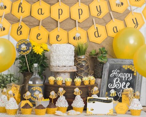 Bee Themed Birthday Party, Diy Halloween Dekoration, Bumble Bee Birthday, Themed 1st Birthday, Bee Birthday Party, Ballon Party, Bee Day, Bee Party, Bee Birthday