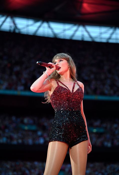 Taylor Swift Performing, Taylor Swift Red Tour, Taylor Swift Images, Taylor Outfits, Taylor Swift New, Taylor Swift Cute, Red Tour, Taylor Swift Red, Taylor Swift Outfits