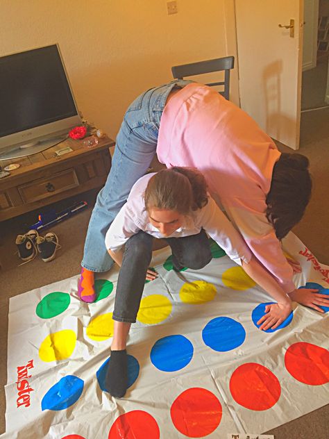 drunk twister lol Twister Aesthetic, Margarita Monday, Anastasia Allen, Couple Date Ideas, Drunk Games, Twister Game, Bored Games, Me And Bestie, Hangout Ideas