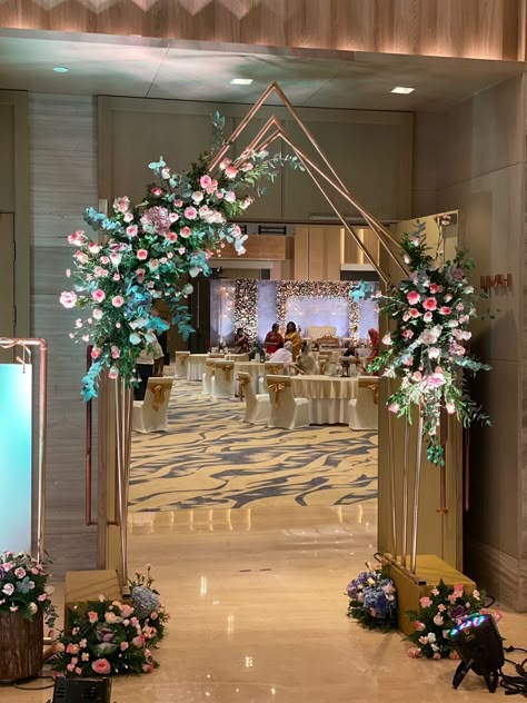 Wedding Hall Background, Engagement Entrance Decor, Wedding Hall Entrance Decorations, Sangeet Entrance, Entry Arch, Entrance Door Decor, Mandir Decoration, Paper Chandelier, Engagement Decor