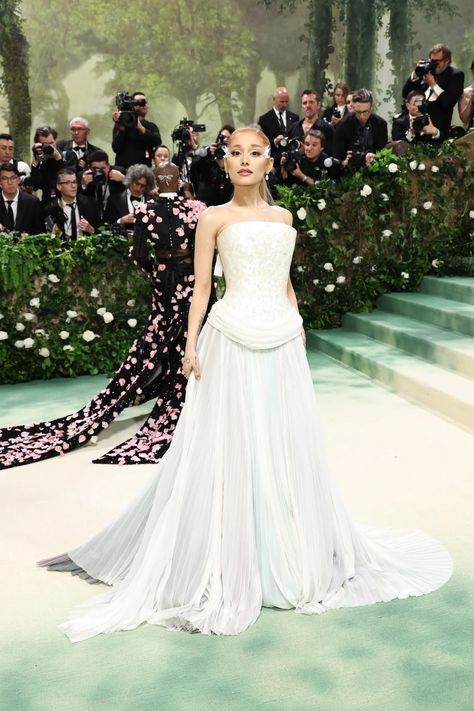 Met Gala 2024 Red Carpet Looks: See Every Celebrity Outfit and Dress | Vogue Met Gala Outfits, Met Gala Dresses, Gala Outfit, Sam & Cat, Gala Fashion, Met Gala Red Carpet, Vogue Dress, Emma Chamberlain, Anna Wintour