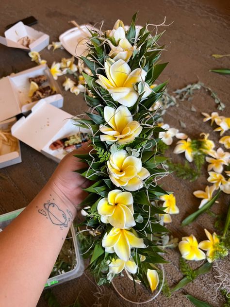 Haku Lei Poo, Hawaiian Leaf Crown, Hawaiian Flower Headpiece, Flower Lei Diy, Luau Flower Crown, Flower Crown Hawaii, Graduation Leis Diy, Lei Po'o Flower Crowns, Coconut Dream