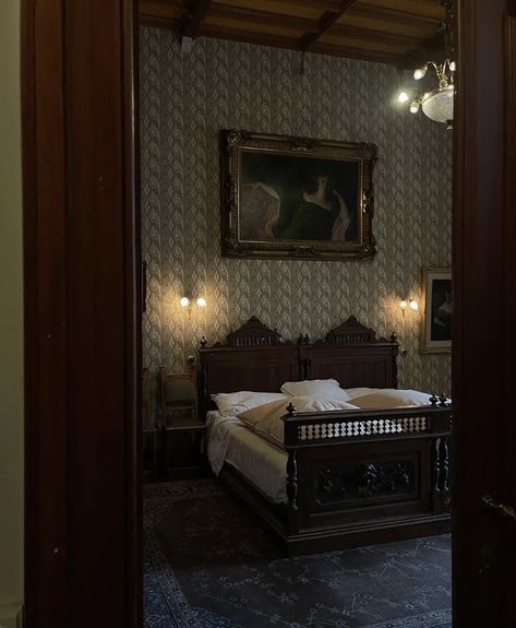 Vintage 1800s Aesthetic Room, 1920s Home Aesthetic, Dark Antique Bedroom, Simple Dark Bedroom, Apartment Aesthetic Vintage, Old Bedroom Vintage, Southern Gothic Bedroom, Dark Wood Room, 1910s Interior Design