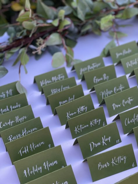 Seating Cards Table, Green And White Wedding Place Setting, Wedding Seat Place Cards, Seating Cards Wedding, Place Cards Diy, Placecards Wedding, Place Card Ideas, Puglia Wedding, Wedding Placement Cards