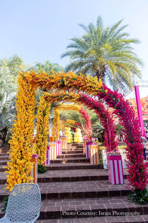 Mehndi Entrance Decor, Mehendi Gate Decor, Haldi Pathway Decor, Carnival Entry Ideas, Punjabi Mehendi Decor, Carnival Theme Mehendi Decor, Carnival Wedding Theme Indian, Mehndi Entrance Ideas, Mehendi Entrance Decor