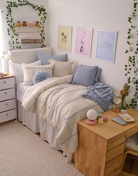 College Bed Ideas, Dorm Room Ideas Single Room, Post Grad Bedroom, Dorm Room Single, Cozy Dorm Room Aesthetic, Single Dorm Room, Dorm Room Layouts, Cozy Dorm, Pink Dorm Rooms