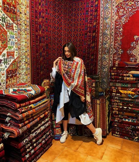 Carpet Store Design, Carpet Photoshoot, Iran Tourism, Carpet Store, Persian Princess, Iran Culture, Iranian Carpet, Persian Fashion, Carpet Stores