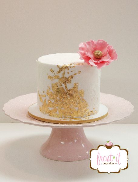 Wedding Cake Gold Leaf, Gold Leaf Cake, Gold Leaf Cakes, Edible Gold Leaf, White Buttercream, Buttercream Wedding Cake, Edible Gold, Gorgeous Wedding Cake, Bride Magazine