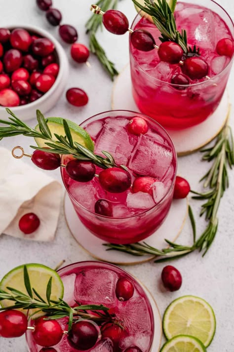 Cranberry Rosemary Cocktail Rosemary Christmas Tree Cocktail, Cranberry And Rosemary Cocktail, Christmas Drinks Cranberry, Rosemary Cranberry Cocktail, Cranberry Spritzer Cocktails, Cranberry Rosemary Cocktail, Cranberry Christmas Cocktail, Friendsmas Party, Prosecco Drinks