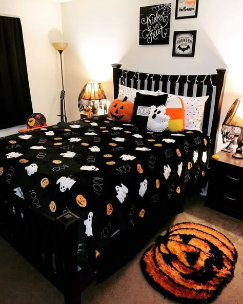 Halloween Bedroom Decor, Fall Room Decor, Fall Bedroom Decor, Halloween Bedroom, Holiday Room, Halloween Room Decor, Halloween Tattoo, Goth Home Decor, Fall Bedroom