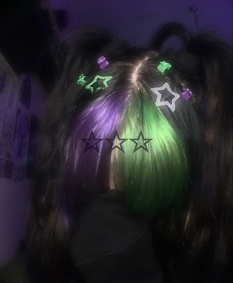 #mypic #aesthetic #goth #gothgirl #mallgoth #gothaesthetic #hair #splitdye #splithair  #acidcore #virtualcore Random Hair Color Ideas, Goth Dyed Hair Ideas, Purple Pink And Black Hair, Pink And Purple Skunk Stripe Hair, Goth Colored Hair, Gothic Hair Dye Ideas, Pink Purple Black Hair, Colorful Goth Aesthetic, Hair Dye Ideas Alt