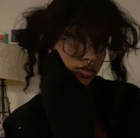 Black Curly Hair Aesthetic Faceless, Dark Skin Face Claim, Face Claims Black Hair, Black Hair Mirror Selfie, Black Pfp Discord, Blasian Baddie, Unconventionally Attractive People, Blurry Pfp, Blasian Girl