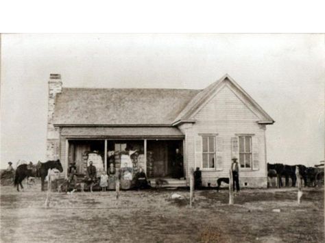 Adorable little ranch house in TX, late 1800s / early 1900s. (I want one...) Iowa Farmhouse, 1800s House, 90s House, Western Farmhouse, Ranch House Exterior, Texas Farm, Prairie House, Prairie Home, Farm Houses