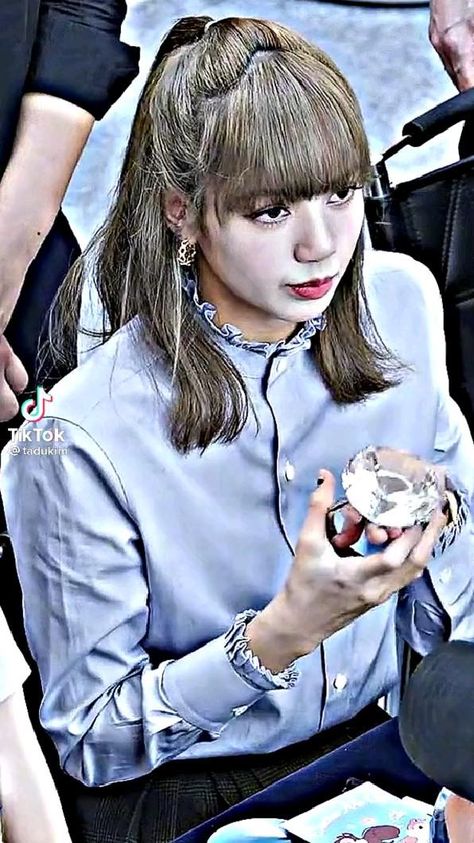 V Bta, Lisa Blackpink Instagram, Girl's Swag, Black Pink Background, 17 Kpop, Black Hair Kpop, Dara Kpop, Blackpink Funny, Kpop Girl Bands