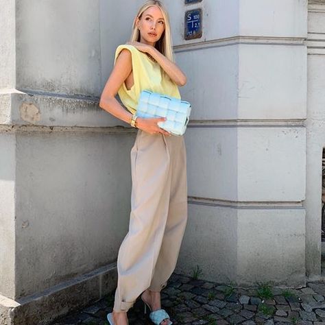 Contrast Outfit, Shoulder Muscle, Winter White Outfit, Padded Sandals, Leonie Hanne, Frankie Shop, Yellow Outfit, Fashion Weeks, Street Style Inspiration