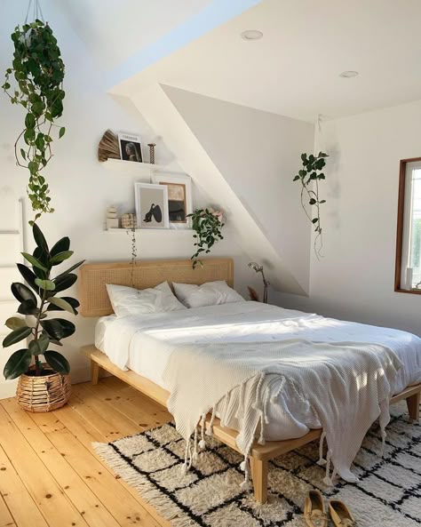 Mornings never suck when you wake up in a room like this 🌱 (via @thishouse5000). (Keywords: bedroom ideas, bedroom decor, master bedroom ideas, boho bedroom, dream rooms, DIY home decor, small bedroom ideas, bedroom rug, aesthetic bedroom, bedroom plants apartment bedroom decor) Interior Design Per La Casa, Uni Room, Bedroom Setup, Redecorate Bedroom, Makeover Bedroom, Bedroom Idea, Cozy Room Decor, Room Design Bedroom, Room Makeover Bedroom