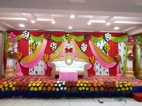 Indian Baby Shower Decorations, Engagement Stage Decoration, Simple Stage Decorations, Indian Baby Showers, Marriage Reception, Flower Garland Wedding, Housewarming Decorations, Marriage Decoration, Beautiful Wedding Decorations