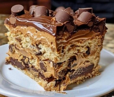 Peanut Butter Cup Dump Cake – Tnextrecipes Dump Cake Recipes Chocolate, Reeses Cake, Candy Bar Cake, Chocolate Peanut Butter Desserts, Cake Mix Desserts, Peanut Butter Candy, Cake Mixes, Stick Butter, Chocolate Chip Cake