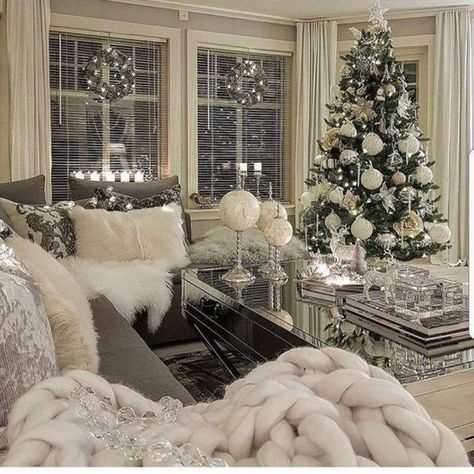 White Christmas decor ideas for soft, warm and fresh vibes in your christmas decorated room Christmas Decs, Core Core, Aesthetic House, Luxury Room, Real Estat, White Christmas Decor, Christmas Living Rooms, Christmas Bedroom, Christmas Room