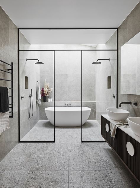 The show heads, shower wall, sinks, and cabinets are all double and match each other. It gives it a balanced look as well as spacious look. This is a beautiful bathroom. Drømme Bad, درج السلم, Modern Small Bathrooms, Twin Shower, Bad Inspiration, Large Bathrooms, Bathroom Remodel Master, Free Standing Bath Tub, House Bathroom