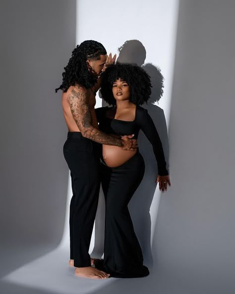 All Black Family Maternity Shoot, Black Family Maternity Photoshoot, Spotlight Maternity Shoot, Maternity Photography Black Women, 90s Maternity Shoot, Classy Maternity Shoot, Artist Uniform, Maternity Shoot Black Women, Secret Pregnancy