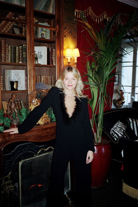 What is the one outfit French girls swear by for the holidays? A Parisian is sharing her insider tips on French-girl holiday outfits to try now. French New Years Eve Outfit, Parisian Holiday Outfit, Holiday Classy Outfit, Parisian Evening Outfit, Vintage Nye Outfit, Minimal Christmas Outfit, Winter Festive Outfit, Parisian Christmas Outfit, Holiday Market Outfit