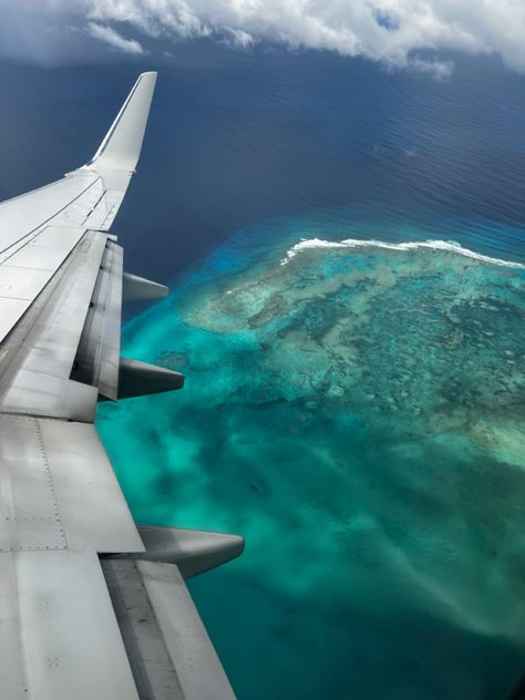 Travel Pictures Flying Over Ocean Pretty Plane Carribean Summer, Carribean Asethic, Caribbean Beach Aesthetic, Caribbean Sea Aesthetic, Beach Aesthetic Caribbean, Travel Aesthetic Caribbean, Caribbean Island Hopping, Island Gyal, The Carribean