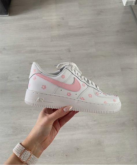 Custom Air Force 1 Pink, Airforce Custom, Air Force 1 Pink, Custom Air Forces, Air Force Outfit, 90s Ootd, Customize Shoes, Air Force Women, Nike Air Forces