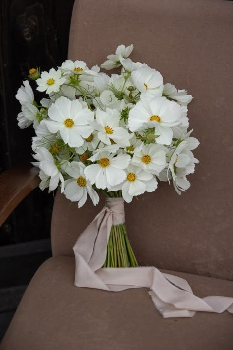 Cheap Bridal Bouquet Ideas, Sofia Richie Bridal Bouquet, Garden Flower Wedding Bouquet, Wedding Flowers Traditional, Hollywood Regency Wedding Decor, Minimalistic Wedding Aesthetic, Cosmo Bridal Bouquet, Wedding Bouquet With Poppies, Elopement Flowers Bridal Bouquets