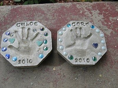 Make garden stepping stones with your children's hand prints Handprint Stepping Stones, Timmy Time, Stepping Stones Diy, Cement Color, Garden Stepping Stones, Grandmas Garden, Garden Steps, Stones Diy, Stepping Stone