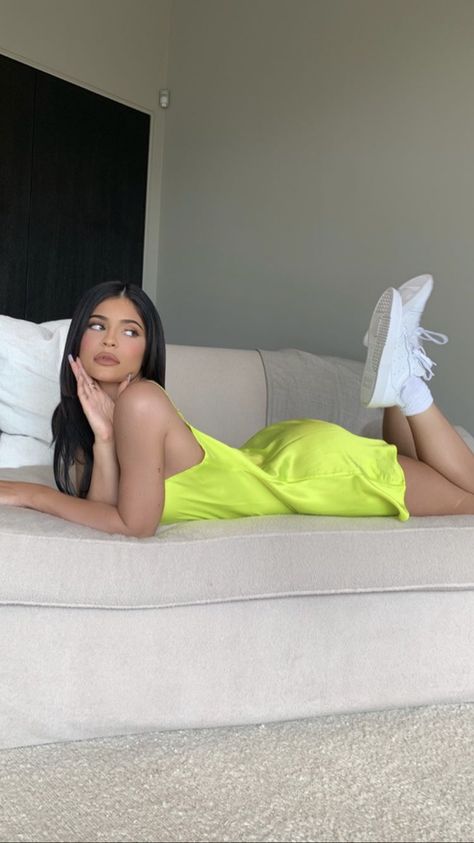 Kylie Jenner White Dress, Air Force 1 Outfit Woman, Trajes Kylie Jenner, Kylie Jenner Pictures, White Air Forces, Green Silk Dresses, Kristen Jenner, Kylie J, Jenner Sisters