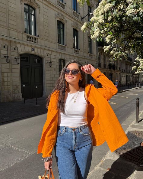 Laura on Instagram: “happy girl avec sa nouvelle chemise orange @monki 🧡🤤 Vous aussi vous crushez sur les chemises colorées ? #orangeoutfit #orangeoutfits…” Orange Shirt Outfit Ideas, Styling Orange Shirt, Chemise Orange Outfit, Orange Linen Shirt Outfit, How To Style Orange Shirt, Orange Style Outfit, Cami And Jeans Outfit, Orange Winter Outfit, Orange Tshirt Outfits