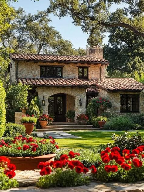 Cottage Italy, Italian Countryside House, Toscana House, Small Stone Cottage, Spanish Cottage, Spanish Style Architecture, Tuscan House, Dream Life House, Casas Coloniales